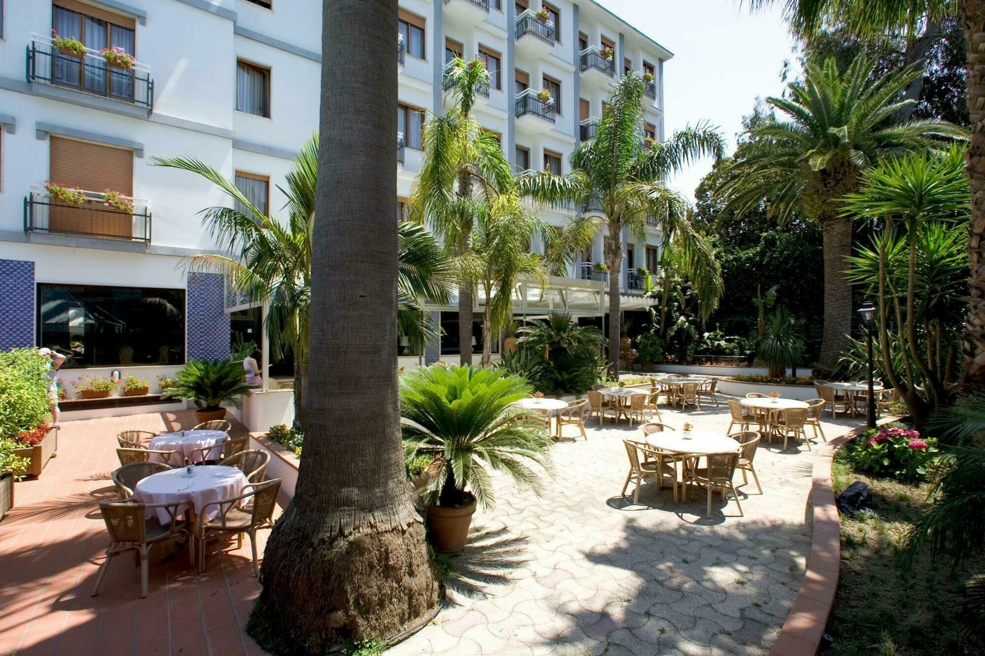 Caravel Hotel 4*